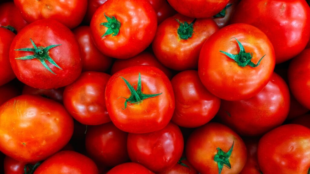Use Tomato to remove Pigmentation Permanently from face