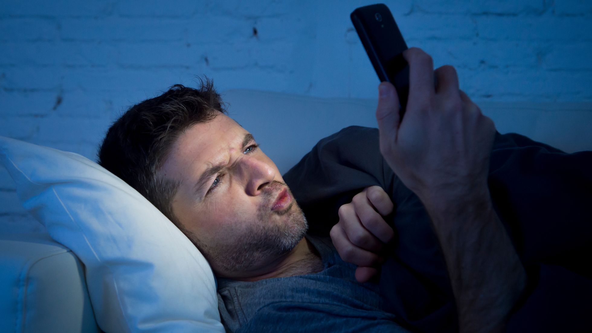 How Do Smartphones Affect Your Skin? - Dr.Renu | Dermatologist